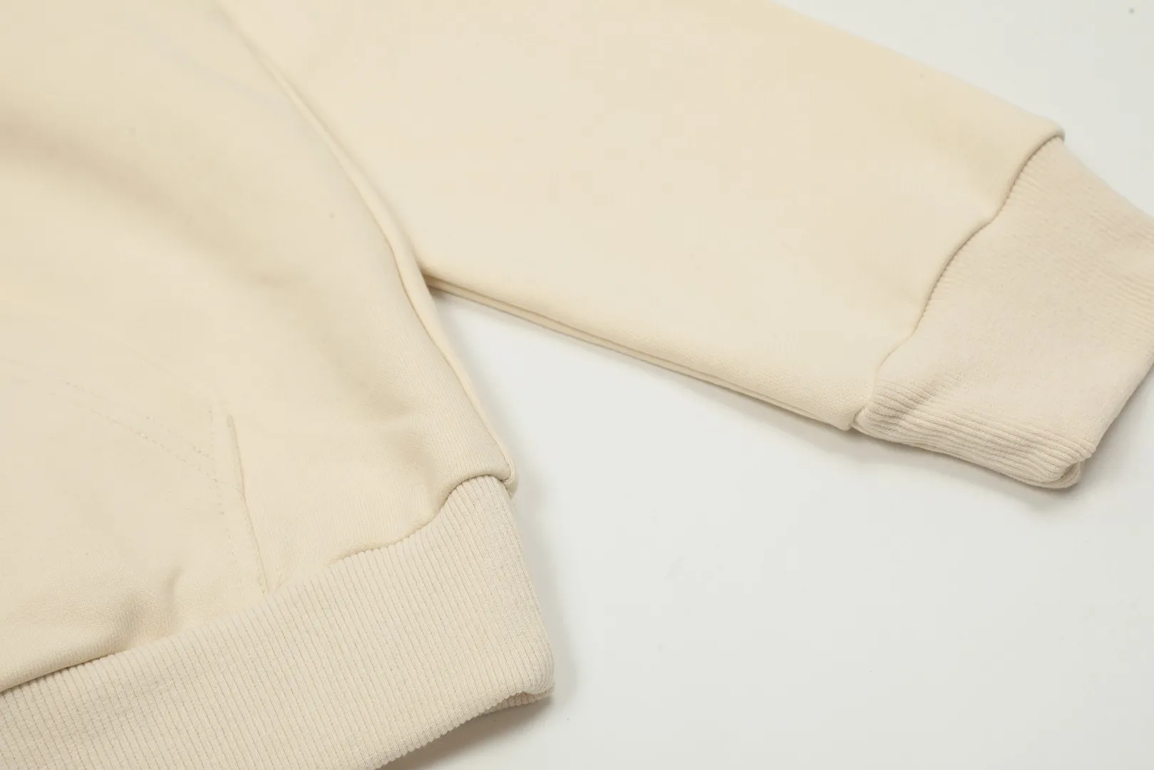 VIVI807# "Exclusive hot style" vivienne west wood West Queen Vivienne Saturn classic small label hooded sweatshirt 2024 top hot style No need to say more, directly open the details YB mold opening Correct seam collar details ⚠️The authentic product is the seam threaded neckline without a collar strip. Our family only makes the right version of the goods. We are careful to make sure that the first release of the Queen Mother of the whole network is correct. The full range of correct accessories and every detail is completely restored. Straight up to full Size: XS-L